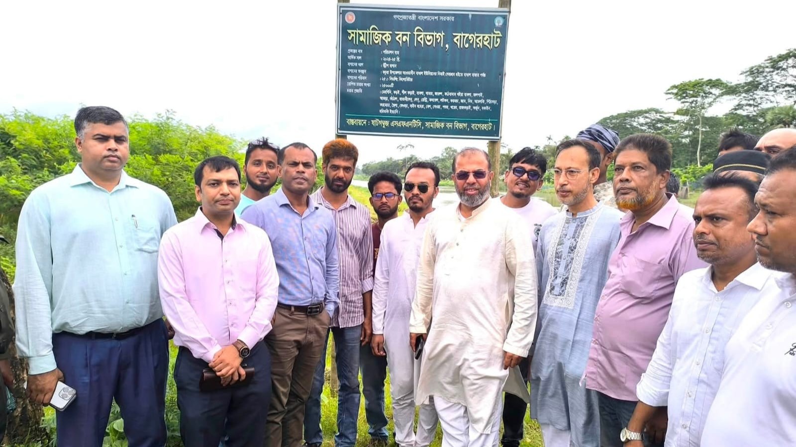 বাগেরহাটে সামাজিক বনায়ন পরিদর্শনে পরিবেশ প্রতিমন্ত্রী